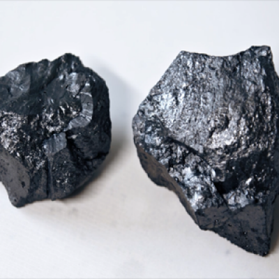 Naphthalene mesophase asphalt